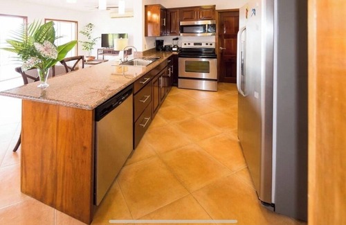 Half Moon Bay Condominio | Suites penthouse con vista al mar con vista a Half Moon Bay en West End ...
