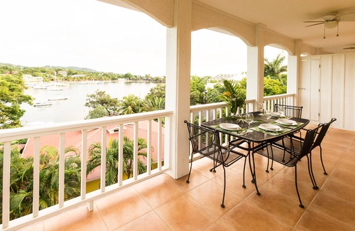 Half Moon Bay Condominio | Suites penthouse con vista al mar con vista a Half Moon Bay en West End ...