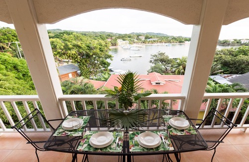 Half Moon Bay Condominio | Suites penthouse con vista al mar con vista a Half Moon Bay en West End ...