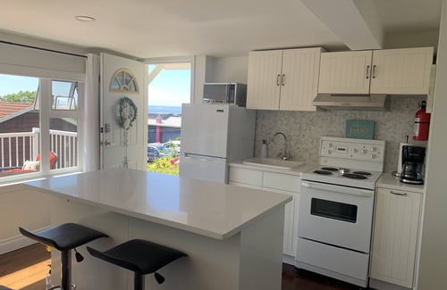White Rock Apartamento | Vista al mar tranquila, moderna y acogedora. Cerca de la playa.