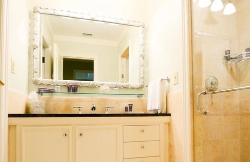Seven Mile Beach Condominio | Ocean View Residence 301 Located at The Ritz-carlton by Redawning