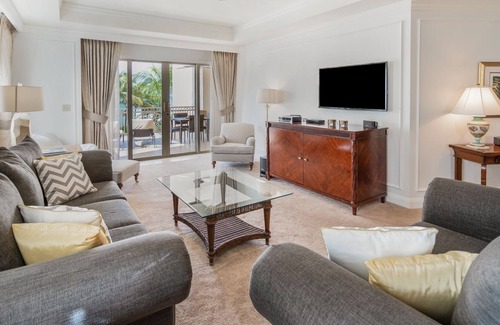 Seven Mile Beach Condominio | Ocean View Residence 301 Located at The Ritz-carlton by Redawning
