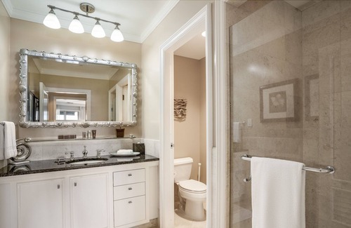 Seven Mile Beach Condominio | Ocean View Residence 708 Located at The Ritz-carlton by Redawning
