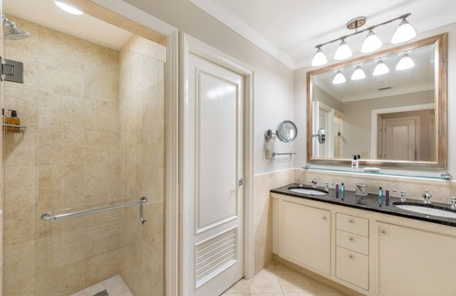 Seven Mile Beach Condominio | Ocean View Residence 608 Located at The Ritz-carlton by Redawning