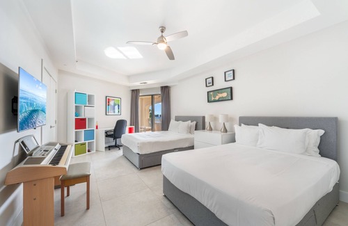 Seven Mile Beach Condominio | Ocean View Residence 501 Located at The Ritz-carlton by Redawning