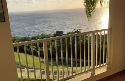 Aguadilla Pueblo Condominio | Atardeceres con vista al mar le esperan en nuestro condominio de lujo / accidente arena barco