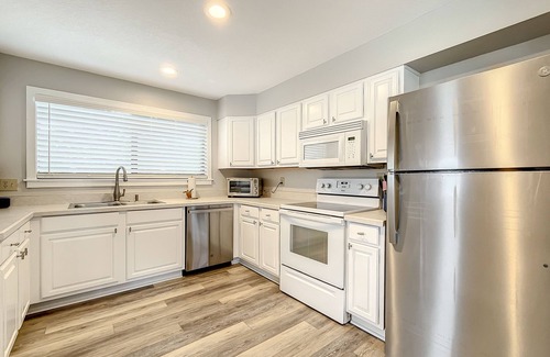 Sea Dunes Casa | Ocean view townhome overlooking pool - Car Free Beach - Sea Dune Green Turtle C-10