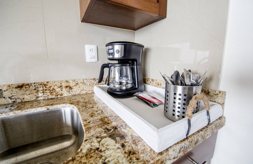 Costa Apartamento | Ocean-VIEW Two Story Condo on the beach