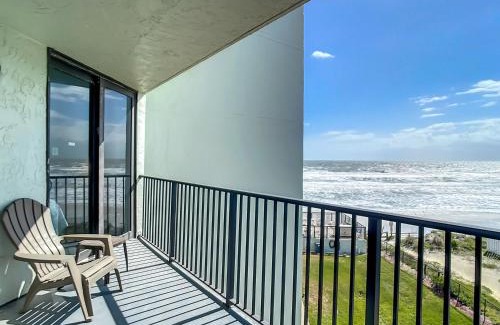 New Smyrna Beach Apartamento | Ocean View with a beachfront pool at Ocean Trillium Condo ~ 402
