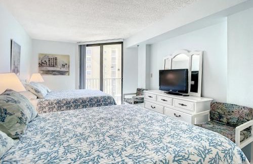 New Smyrna Beach Apartamento | Ocean View with a beachfront pool at Ocean Trillium Condo ~ 402
