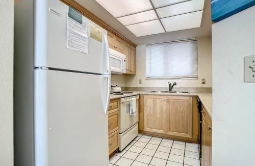 New Smyrna Beach Apartamento | Ocean View with a beachfront pool at Ocean Trillium Condo ~ 402