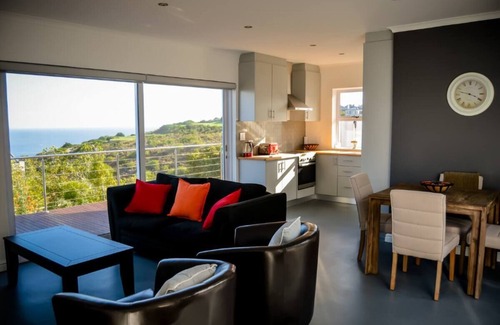 Knysna Villa | Ocean View - wonderful 5 Bedroom house with solar inverter & pool.