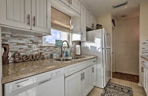 Isla Del Sol Casa | ¡NUEVO! Galveston Beach House w / Ocean Views + 2 Decks!
