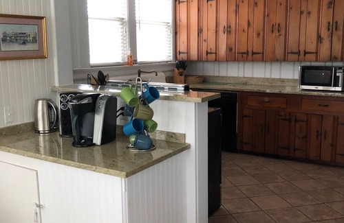 Isle of Palms Casa | ¡Pasos de acceso a la playa desde la terraza y vistas al mar desde toda la casa!