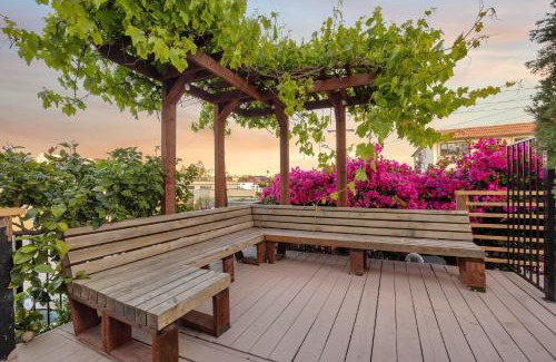 Middletown Casa | Ocean Views and City Oasis