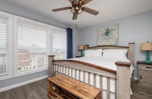 Port Aransas Casa | Ocean Views - Sleeps 6 Resort Pool