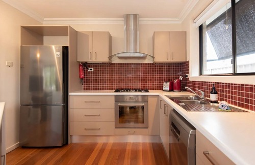 Malua Bay Casa | Ocean Views Walk to Malua Beach EV & Pet Friendly