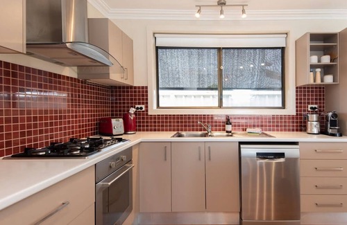 Malua Bay Casa | Ocean Views Walk to Malua Beach EV & Pet Friendly