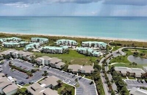 Fort Pierce Condominio | Resort style beachfront community. Golf, 4 Heated pools, tennis and much more.