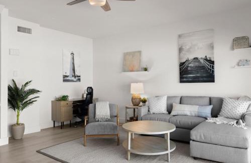New Smyrna Beach Apartamento | Ocean Vista Renovated Townhouse Steps to Beach & Pool
