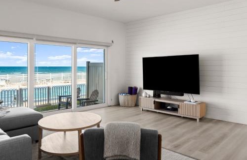 New Smyrna Beach Apartamento | Ocean Vista Renovated Townhouse Steps to Beach & Pool