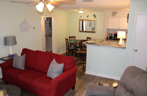 Demere Park Condominio | Ocean Walk 1Bd/1Ba Condo Close to the Village Pier Area