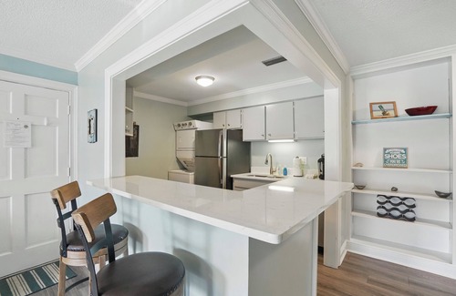 Demere Park Condominio | Ocean Walk H-16 : New Appliances : Walk to Pier Village