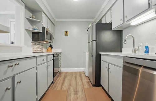 Demere Park Condominio | Ocean Walk H-16 : New Appliances : Walk to Pier Village