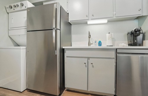 Demere Park Condominio | Ocean Walk H-16 : New Appliances : Walk to Pier Village