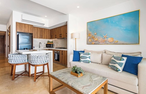 Las Glorias Apartamento | Oceanfront 1BR with Balcony & Pool