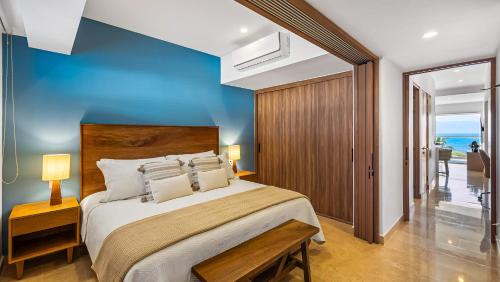 Las Glorias Apartamento | Oceanfront 1BR with Balcony - Sea View & Pools