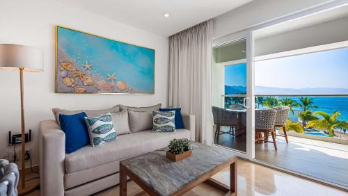 Las Glorias Apartamento | Oceanfront 1BR with Balcony - Sea View & Pools