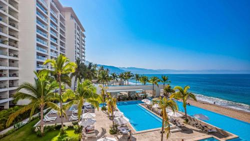 Las Glorias Apartamento | Oceanfront 1BR with Balcony - Sea View & Pools