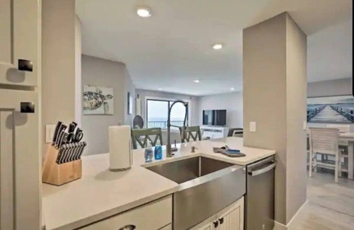 Flagler Beach Condominio | Oceanfront, 2 bed condo. Pool. Amazing views from all rooms of Ocean and beach