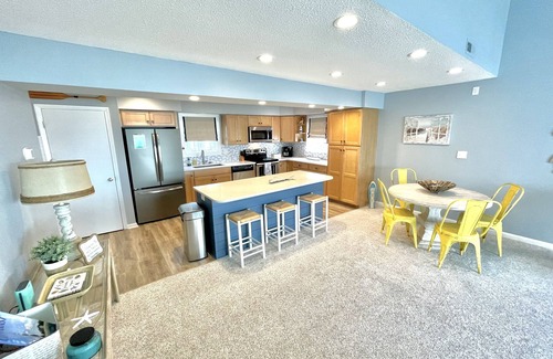 Indian Beach Condominio | Oceanfront 2 bedroom 2 bath condo, beautifully decorated and maintained