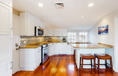 Harwich Port Condominio | Oceanfront, 2nd-floor condo with stunning view - steps to Bank Street Beach