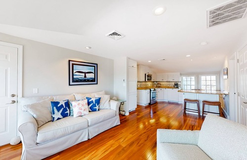 Harwich Port Condominio | Oceanfront, 2nd-floor condo with stunning view - steps to Bank Street Beach