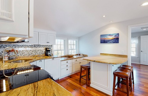 Harwich Port Condominio | Oceanfront, 2nd-floor condo with stunning view - steps to Bank Street Beach