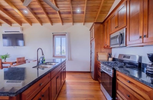 Ciudad de Belice Villa | Oceanfront 3 bed/2 Bath Home w Pool - Upper Unit