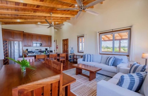 Ciudad de Belice Villa | Oceanfront 3 bed/2 Bath Home w Pool - Upper Unit