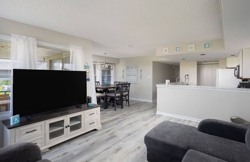 Ship Bottom Condominio | Oceanfront 3 bed 2 bath Condo, Pool, Pvt Bch Access
