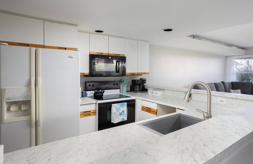 Ship Bottom Condominio | Oceanfront 3 bed 2 bath Condo, Pool, Pvt Bch Access