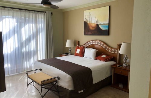 Los Cabos Complejo | Oceanfront 3-bedroom penthouse in Cabo San Lucas! Amazing views and amenities!