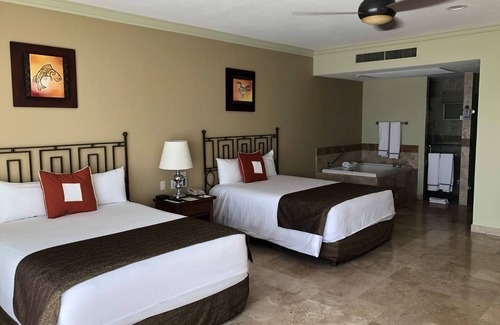 Los Cabos Complejo | Oceanfront 3-bedroom penthouse in Cabo San Lucas! Amazing views and amenities!