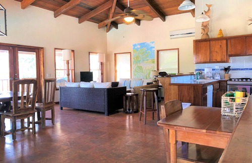 San Pedro Casa | Frente al mar 3Bd / 3Bth Home con cielos azules, mares esmeralda, vientos cálidos y cocoteros