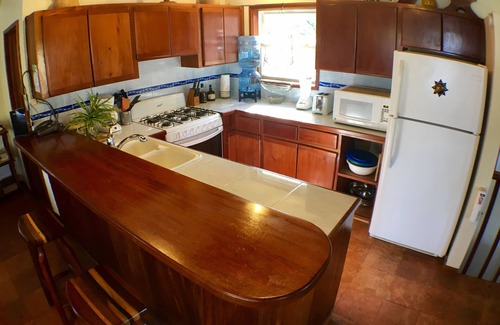 San Pedro Casa | Frente al mar 3Bd / 3Bth Home con cielos azules, mares esmeralda, vientos cálidos y cocoteros