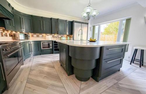 Holland-On-Sea Casa | Oceanfront 4BR Beach Retreat