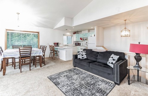 Ocean City Casa | Oceanfront/5 Bdrm –Rent by week or month at extraordinary low rate!