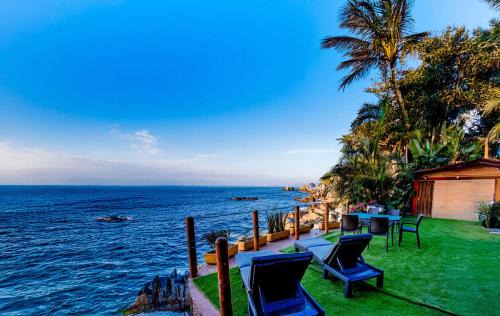 Boca de Tomatlán Villa | Oceanfront 5BR Up to 16 pax