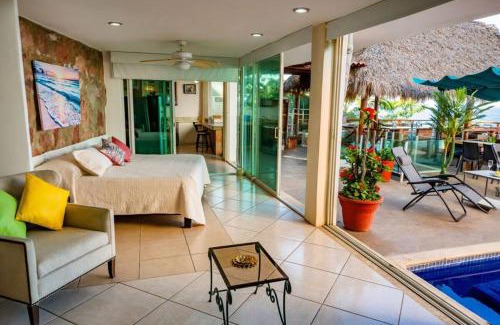 Boca de Tomatlán Villa | Oceanfront 5BR Up to 16 pax